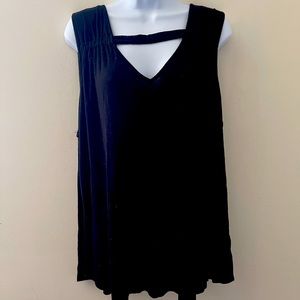 [Plus Size] Lightweight Sleeveless V-neck Shirt